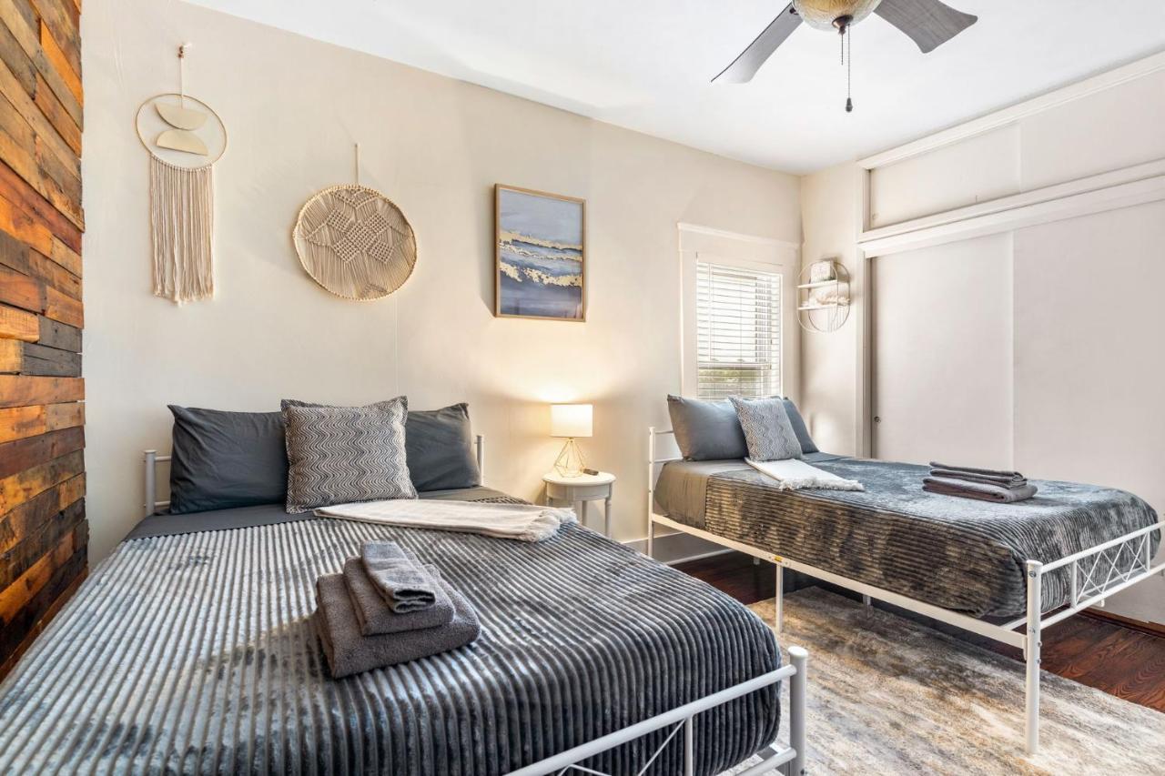Four Different Options At One Great Location-- 1 - Spacious 3 Bed 2 Bath House Or 2- 2Nd Floor 2 Bed 1 Bath Guesthouse Or 3- 1St Floor Studio Or 3- A Tiny Home Rv Tampa Zewnętrze zdjęcie