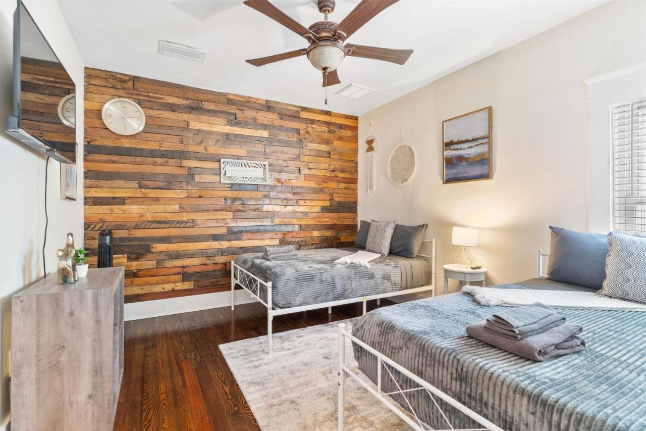 Four Different Options At One Great Location-- 1 - Spacious 3 Bed 2 Bath House Or 2- 2Nd Floor 2 Bed 1 Bath Guesthouse Or 3- 1St Floor Studio Or 3- A Tiny Home Rv Tampa Zewnętrze zdjęcie