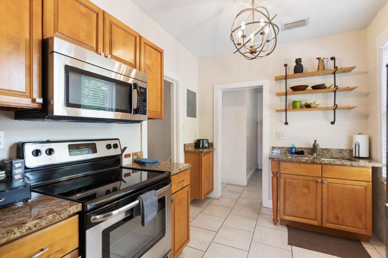 Four Different Options At One Great Location-- 1 - Spacious 3 Bed 2 Bath House Or 2- 2Nd Floor 2 Bed 1 Bath Guesthouse Or 3- 1St Floor Studio Or 3- A Tiny Home Rv Tampa Zewnętrze zdjęcie