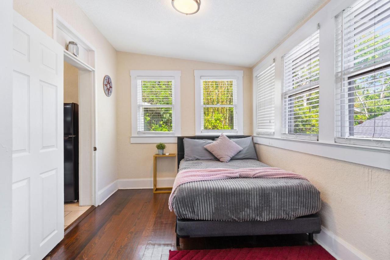 Four Different Options At One Great Location-- 1 - Spacious 3 Bed 2 Bath House Or 2- 2Nd Floor 2 Bed 1 Bath Guesthouse Or 3- 1St Floor Studio Or 3- A Tiny Home Rv Tampa Zewnętrze zdjęcie