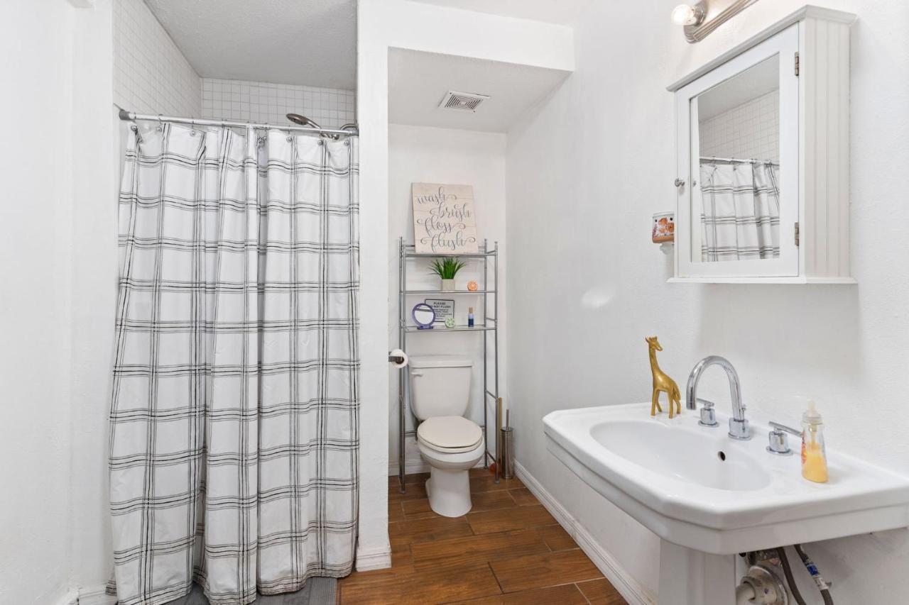 Four Different Options At One Great Location-- 1 - Spacious 3 Bed 2 Bath House Or 2- 2Nd Floor 2 Bed 1 Bath Guesthouse Or 3- 1St Floor Studio Or 3- A Tiny Home Rv Tampa Zewnętrze zdjęcie
