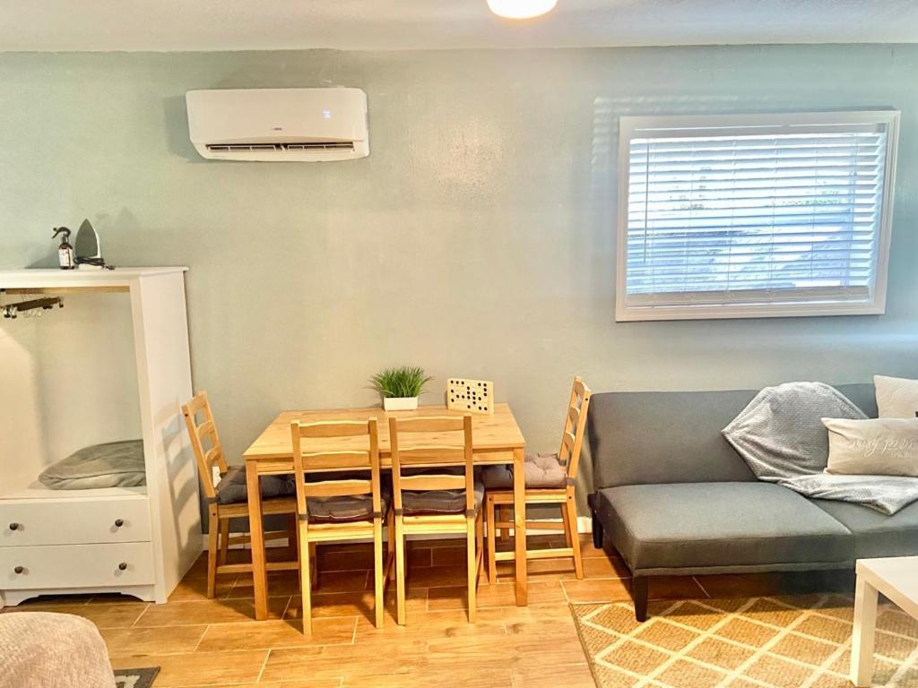 Four Different Options At One Great Location-- 1 - Spacious 3 Bed 2 Bath House Or 2- 2Nd Floor 2 Bed 1 Bath Guesthouse Or 3- 1St Floor Studio Or 3- A Tiny Home Rv Tampa Zewnętrze zdjęcie
