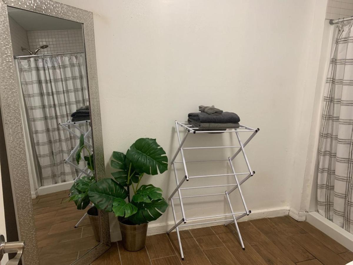 Four Different Options At One Great Location-- 1 - Spacious 3 Bed 2 Bath House Or 2- 2Nd Floor 2 Bed 1 Bath Guesthouse Or 3- 1St Floor Studio Or 3- A Tiny Home Rv Tampa Zewnętrze zdjęcie