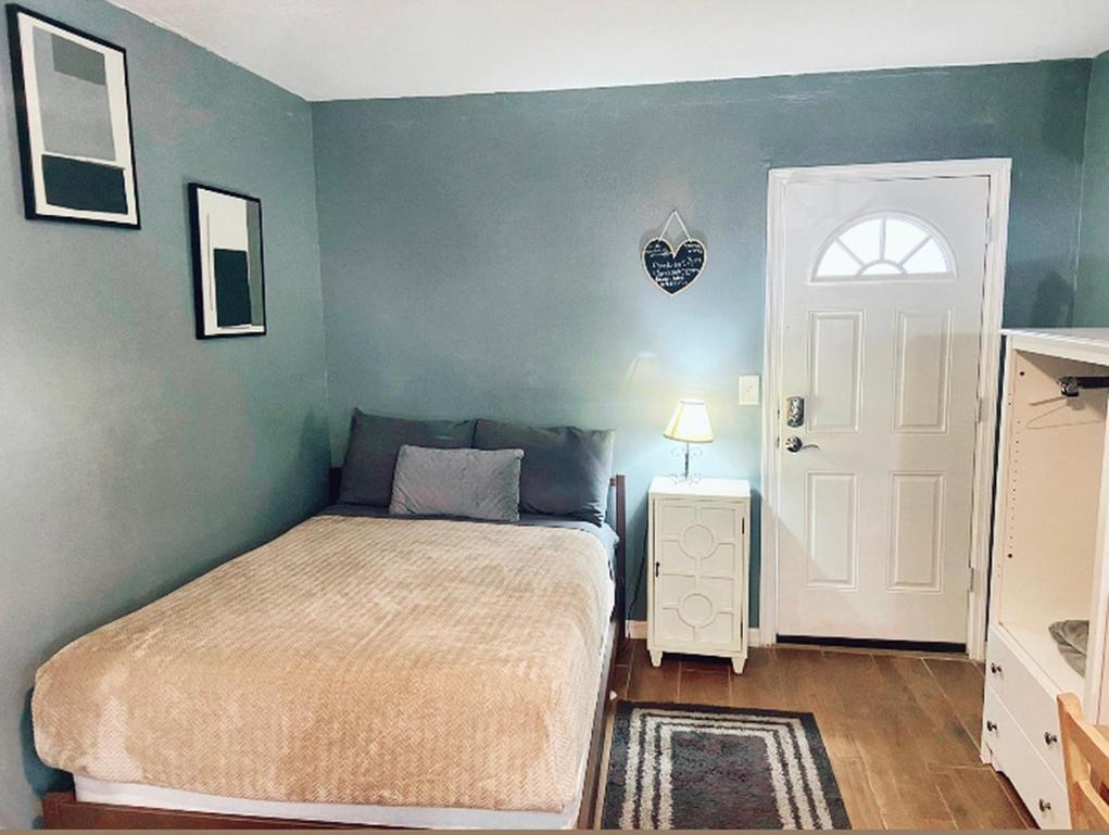 Four Different Options At One Great Location-- 1 - Spacious 3 Bed 2 Bath House Or 2- 2Nd Floor 2 Bed 1 Bath Guesthouse Or 3- 1St Floor Studio Or 3- A Tiny Home Rv Tampa Zewnętrze zdjęcie
